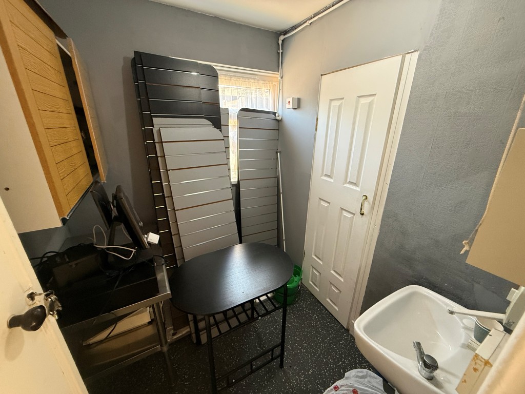 Lot: 113 - PAIR OF SHOPS AND SELF-CONTAINED FLAT FOR INVESTMENT WITH PART VACANT POSSESSION - Staff room